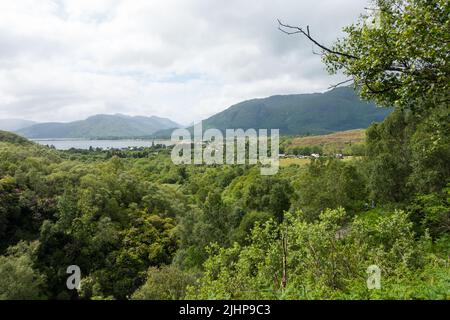 Blick über Loch Linnhe in Richtung Mull von den Hängen von Glen Righ, Onich, Fort William, Schottland, Großbritannien. Stockfoto