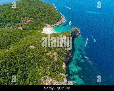 Luftaufnahme des Strandes von Dimitri Eliodoro, auf der Insel Korfu. Griechenland. Schließen Sie den einzigartigen Doppelstrand von Limni. Kerkyra Stockfoto