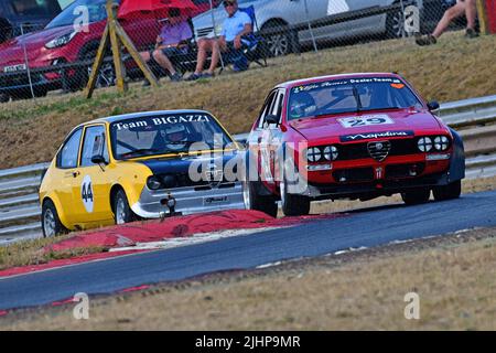 Chris Snowdon, Alfa Romeo Alfetta 2000 GTV, Mike Thorne, Alfa Romeo Alfasud Ti, HRDC Classic Alfa Challenge für 750 - 116 Alfa Romeos, Ein einzigartiges Rennen Stockfoto