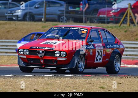 Chris Snowdon, Alfa Romeo Albetta 2000 GTV, HRDC Classic Alfa Challenge für 750 - 116 Alfa Romeos, Eine einzigartige Rennserie für Classic und Historic Alfa’ Stockfoto