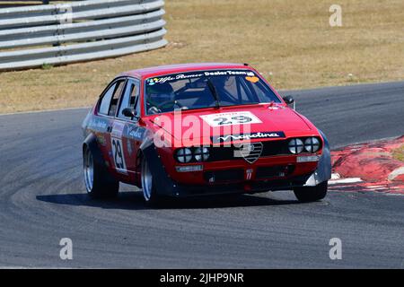 Chris Snowdon, Alfa Romeo Albetta 2000 GTV, HRDC Classic Alfa Challenge für 750 - 116 Alfa Romeos, Eine einzigartige Rennserie für Classic und Historic Alfa’ Stockfoto