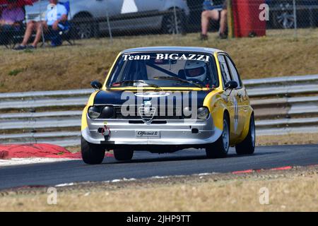 Mike Thorne, Alfa Romeo Alfasud Ti, HRDC Classic Alfa Challenge für 750 - 116 Alfa Romeos, Eine einzigartige Rennserie für Classic und Historic Alfa’s von t Stockfoto