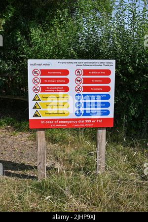 Arlington Reservoir in der Nähe von Lewes in East Sussex, England Großbritannien - South East Wasserzeichen, die Menschen warnen, nicht zu schwimmen Drohnen leichte Grillabende (Grillabende) kein Camping kein Sprung ins Wasser und verschiedene Sicherheitsmaßnahmen Stockfoto