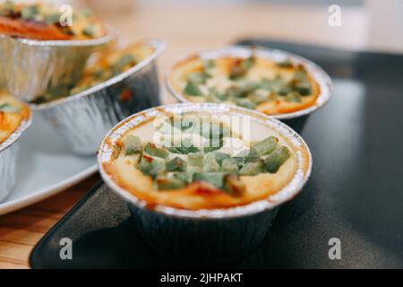 Süße Cupcakes mit kandierten Früchten aus der Nähe. Wir kochen zu Hause. Stockfoto