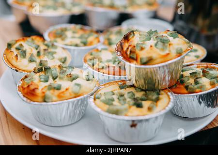 Süße Cupcakes mit kandierten Früchten aus der Nähe. Wir kochen zu Hause. Stockfoto