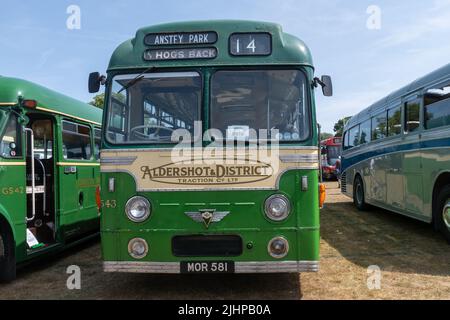 Vintage Aldershot & District Bus, 1954 AEC Reliance Green Bus, bei einer Transportveranstaltung in Hampshire, England, Großbritannien Stockfoto