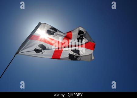 Flagge Sardiniens, auch Flagge der vier Mauren genannt. Sardinien ist eine italienische Region Stockfoto