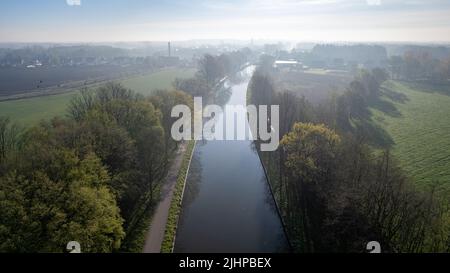 Panoramablick von einer Drohne, die über den Fluss fliegt. Malerisches Fototapeten. Entdecken Sie die Schönheit der Erde. Hochwertige Fotos Stockfoto