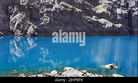 Schöner See in den Fann Bergen. Pamir-Altay in Tadschikistan. Stockfoto