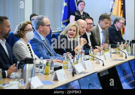 20. Juli 2022, Berlin: Nancy Faeser (M, SPD), Bundesministerin für Inneres und Heimat, besucht das Gemeinsame Zentrum zur Terrorismusbekämpfung (GTAZ) in Berlin-Treptow. Die GTAZ ist die zentrale Kooperationsplattform zur Bekämpfung des internationalen, religiös motivierten Terrorismus. Neben dem Bundeskriminalamt, dem Bundesamt für Verfassungsschutz, dem Bundesnachmittädienst und dem Bundesamt für Migration und Flüchtlinge sind rund 40 Bundes- und Landesbehörden am Informationsaustausch beteiligt. Das Hauptziel besteht darin, potenzielle Bedrohungen am EA zu identifizieren Stockfoto