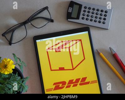 In dieser Abbildung ist das DHL-Logo auf einem Tablet zu sehen Stockfoto