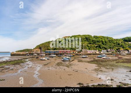 Seascape des unteren Stadthafens von Fishguard bei Ebbe an der Küste von Pembrokeshire in Wales, Großbritannien Stockfoto