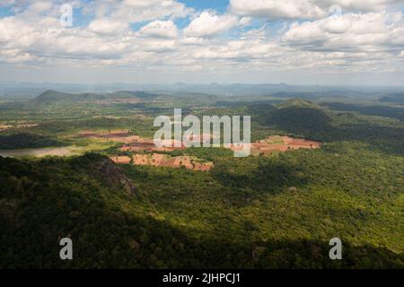 Draufsicht auf Felder mit landwirtschaftlichen Pflanzen in einem Tal zwischen Bergen und Hügeln. Ländliche Landschaft. Sri Lanka. Stockfoto
