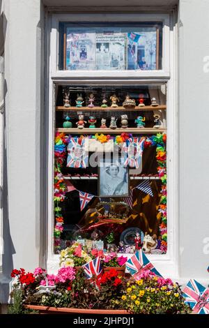 Ein stark dekoriertes Haus, das das Platin-Jubiläum von Königin Elizabeth II. Feiert Stockfoto