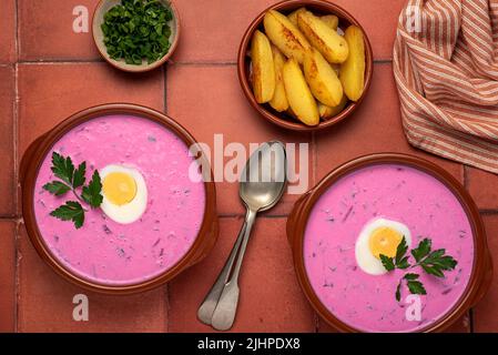 Food-Fotografie von kalter Rote Beete-Suppe, Ei, Kartoffeln Stockfoto