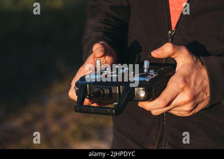 Mann, der die Fernbedienung in den Händen hält, Nahaufnahme Stockfoto