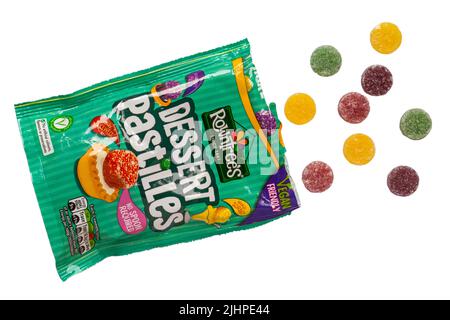 Paket von Rowntrees Dessert Pastilles mit Inhalt verschüttet verschüttet isoliert auf weißem Hintergrund - neue Vegan freundlich Dessert aromatisierte Obst Pastillen Stockfoto