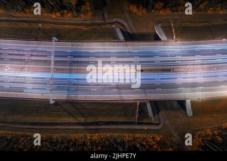 Beleuchteter Autobahnabschnitt bei Nacht. Ansicht von oben, Langzeitbelichtung Stockfoto