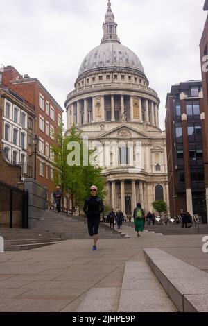 London, Großbritannien, 2022. Mai: Eine Frau, die vor der St. Paul's Cathedral, St. Paul's Cathedral, läuft, selektiver Fokus Stockfoto