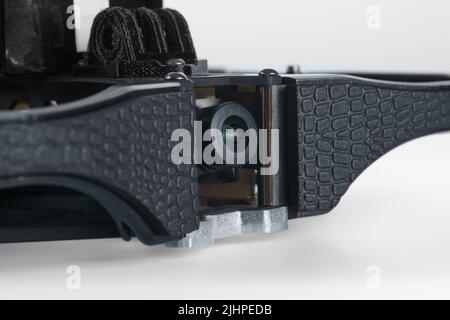 Kameralinse auf einer schwarzen generischen FPV-Drohne in Nahaufnahme. Nahaufnahme einer kleinen FPV-Kamera mit selektivem Fokus Stockfoto