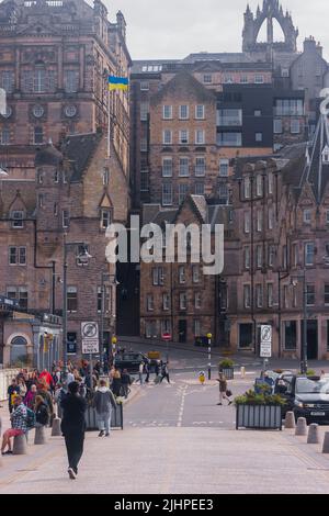 Edinburgh, Schottland - 7. Mai 2022: Altstadt von Edinburgh von der Waverley Bridge Stockfoto