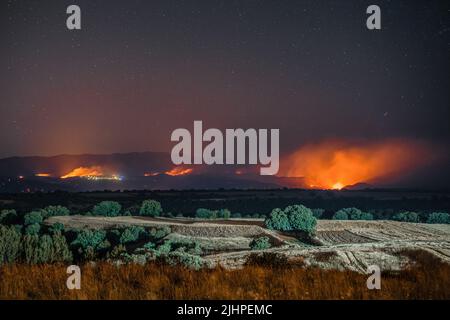 Madrid, Spanien. 19.. Juli 2022. Blick auf das Feuer der Valdepeñas de la Sierra in Guadalajara, das 2.300 Hektar verwüstet und Dutzende Familien obdachlos gemacht hat. Die Brände ereigneten sich im Zusammenhang mit der Sommersaison und den hohen Lufttemperaturen und starken Winden, doch die Behörden schließen nicht aus, dass das Feuer hätte provoziert werden können. Kredit: SOPA Images Limited/Alamy Live Nachrichten Stockfoto