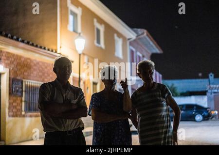 Madrid, Spanien. 19.. Juli 2022. Nachbarn, die vor dem Feuer von Valdepeñas de la Sierra geflohen sind. Das Feuer der Valdepeñas de la Sierra in Guadalajara verwüstet 2.300 Hektar und hinterlässt Dutzende von Familien obdachlos. Die Brände ereigneten sich im Zusammenhang mit der Sommersaison und den hohen Lufttemperaturen und starken Winden, doch die Behörden schließen nicht aus, dass das Feuer hätte provoziert werden können. Kredit: SOPA Images Limited/Alamy Live Nachrichten Stockfoto