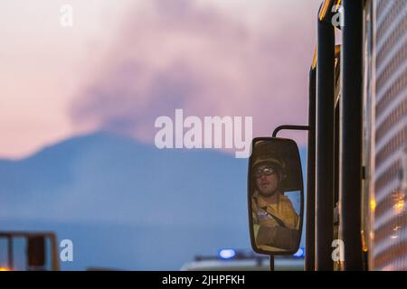 Madrid, Spanien. 19.. Juli 2022. Ein Feuerwehrmann, der kurz vor der Arbeit am Feuer der Valdepeñas de la Sierra steht. Das Feuer der Valdepeñas de la Sierra in Guadalajara, Spanien, zerstört 2.300 Hektar und hinterlässt Dutzende von Familien obdachlos. Die Brände ereigneten sich im Zusammenhang mit der Sommersaison und den hohen Lufttemperaturen und starken Winden, doch die Behörden schließen nicht aus, dass das Feuer hätte provoziert werden können. (Foto von Diego Radames/SOPA Images/Sipa USA) Quelle: SIPA USA/Alamy Live News Stockfoto