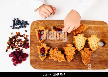 Draufsicht auf Weihnachtsbaumkuchen Dekoration Stockfoto