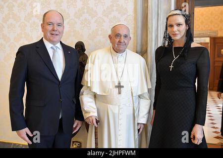 Vatikan, Vatikanstadt, 20. Juli 2022. Prinz Albert von Monaco und seine Frau Prinzessin Charlene treffen Papst Franziskus am 20. Juli 2022 bei einer privaten Audienz im Vatikan. Foto: Vatican Media (EV)/ABACAPRESS.COM Stockfoto