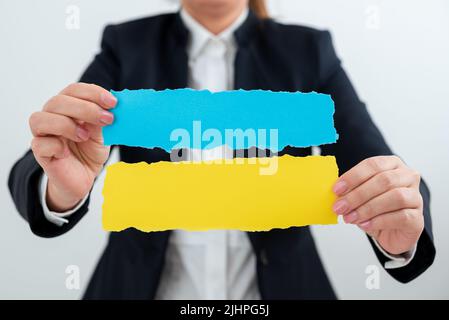 Geschäftsfrau Hält Zwei Notizen Mit Wichtigen Botschaften. Frau, Die Verschiedene Informationen Auf Papier Präsentiert. Executive Wird Angezeigt Stockfoto