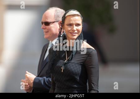 Rom, Italien. 20.. Juli 2022. Italien, Rom, Vatikan, 22/07/20. Prinz Albert II. Von Monaco und Fürstin Consort Charlene von Monaco gehen durch den Innenhof, um die Museen und Privaträume des Apostolischen Palastes im Innenhof von San Damaso zu besuchen. Il principe Alberto II di Monaco e la principessa consorte Charlene di Monaco attraversano il cortile per recarsi a visitare i musei e le Sale private del Palazzo Apostolico, nel cortile di San Damaso. Foto von Massimiliano MIGLIORATO/Catholic Press Bildnachweis: Independent Photo Agency/Alamy Live News Stockfoto