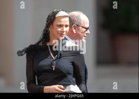 Rom, Italien. 20.. Juli 2022. Italien, Rom, Vatikan, 22/07/20. Prinz Albert II. Von Monaco und Fürstin Consort Charlene von Monaco gehen durch den Innenhof, um die Museen und Privaträume des Apostolischen Palastes im Innenhof von San Damaso zu besuchen. Il principe Alberto II di Monaco e la principessa consorte Charlene di Monaco attraversano il cortile per recarsi a visitare i musei e le Sale private del Palazzo Apostolico, nel cortile di San Damaso. Foto von Massimiliano MIGLIORATO/Catholic Press Bildnachweis: Independent Photo Agency/Alamy Live News Stockfoto