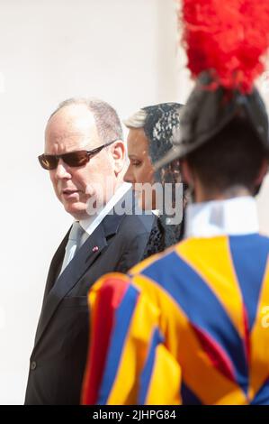 Rom, Italien. 20.. Juli 2022. Italien, Rom, Vatikan, 22/07/20. Prinz Albert II. Von Monaco und Fürstin Consort Charlene von Monaco gehen durch den Innenhof, um die Museen und Privaträume des Apostolischen Palastes im Innenhof von San Damaso zu besuchen. Il principe Alberto II di Monaco e la principessa consorte Charlene di Monaco attraversano il cortile per recarsi a visitare i musei e le Sale private del Palazzo Apostolico, nel cortile di San Damaso. Foto von Massimiliano MIGLIORATO/Catholic Press Bildnachweis: Independent Photo Agency/Alamy Live News Stockfoto