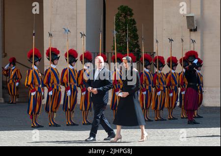Rom, Italien. 20.. Juli 2022. Italien, Rom, Vatikan, 22/07/20. Prinz Albert II. Von Monaco und Fürstin Consort Charlene von Monaco gehen durch den Innenhof, um die Museen und Privaträume des Apostolischen Palastes im Innenhof von San Damaso zu besuchen. Il principe Alberto II di Monaco e la principessa consorte Charlene di Monaco attraversano il cortile per recarsi a visitare i musei e le Sale private del Palazzo Apostolico, nel cortile di San Damaso. Foto von Massimiliano MIGLIORATO/Catholic Press Bildnachweis: Independent Photo Agency/Alamy Live News Stockfoto