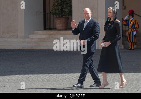 Rom, Italien. 20.. Juli 2022. Italien, Rom, Vatikan, 22/07/20. Prinz Albert II. Von Monaco und Fürstin Consort Charlene von Monaco gehen durch den Innenhof, um die Museen und Privaträume des Apostolischen Palastes im Innenhof von San Damaso zu besuchen. Il principe Alberto II di Monaco e la principessa consorte Charlene di Monaco attraversano il cortile per recarsi a visitare i musei e le Sale private del Palazzo Apostolico, nel cortile di San Damaso. Foto von Massimiliano MIGLIORATO/Catholic Press Bildnachweis: Independent Photo Agency/Alamy Live News Stockfoto