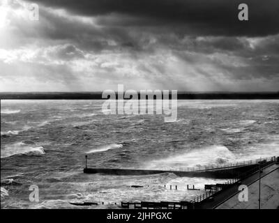 Storm Eunice, Februar 2022, Wolken und stomiges Meer, Western Undercliffe Beach, Ramsgate, Kent UK, Black & White Stockfoto
