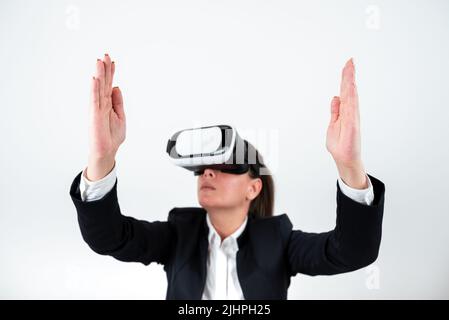 Frau Trägt Eine Vr-Brille Und Präsentiert Wichtige Botschaften Zwischen Den Händen. Geschäftsfrau Mit Virtuellen Realität Brillen Und Zeigt Crutial Stockfoto