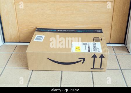 Versand durch Amazon vor der Haustür, Großbritannien, Europa Stockfoto