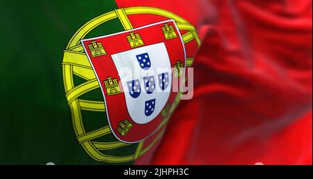 Nahaufnahme der portugiesischen Nationalflagge, die im Wind schwenkt. Portugal ist ein europäisches Land in Westeuropa. Fabric-Hintergrund Stockfoto