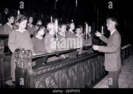 Richard Seal, Dirigent und Meister der Chorleiter in der Kathedrale von Salisbury, abgebildet mit hoffnungsvollen Kandidaten, die für den ersten britischen Mädchenkathedralchor vorsprechen. Fotografiert im März 1991. Stockfoto