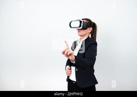 Frau Mit Einer Vr-Brille Und Einem Finger Auf Wichtige Nachrichten Zeigend. Geschäftsfrau Mit Virtuellen Realität Brillen Und Zeigt Crutial Stockfoto