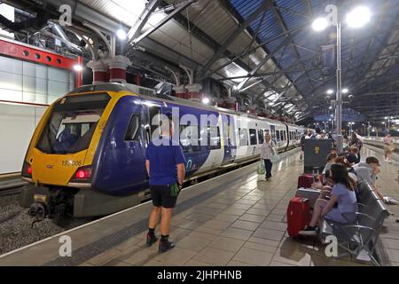 Northern 195006 Train zum Flughafen Manchester, Liverpool Lime Street Station, at Night, Merseyside, England, UK, L1 1JD Stockfoto