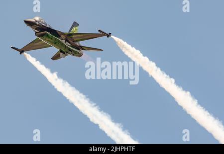 Das belgische F16 Demo-Team fliegt auf dem int Air Tattoo 2022 mit der Viper bemalt F16 Jet. Sieht toll aus. Stockfoto