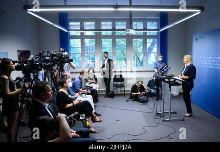 20. Juli 2022, Berlin: Nancy Faeser (r, SPD), Bundesministerin für Inneres und Inneres, spricht auf einer Pressekonferenz nach ihrem Besuch des Joint Counter-Terrorism Center (GTAZ) beim Bundeskriminalamt in Berlin-Treptow. Die GTAZ ist die zentrale Kooperationsplattform zur Bekämpfung des internationalen, religiös motivierten Terrorismus. Neben dem Bundeskriminalamt, dem Bundesamt für Verfassungsschutz, dem Bundesnachdienstdienst und dem Bundesamt für Migration und Flüchtlinge sind rund 40 Bundes- und Landesbehörden beteiligt Stockfoto