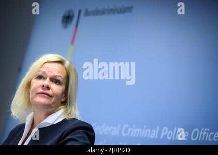 20. Juli 2022, Berlin: Nancy Faeser (SPD), Bundesministerin für Inneres und Inneres, spricht auf einer Pressekonferenz nach ihrem Besuch des Gemeinsamen Zentrums für Terrorismusbekämpfung (GTAZ) beim Bundeskriminalamt in Berlin-Treptow. Die GTAZ ist die zentrale Kooperationsplattform zur Bekämpfung des internationalen, religiös motivierten Terrorismus. Neben dem Bundeskriminalamt, dem Bundesamt für Verfassungsschutz, dem Bundesnachmittädienst und dem Bundesamt für Migration und Flüchtlinge sind rund 40 Bundes- und Landesbehörden beteiligt Stockfoto