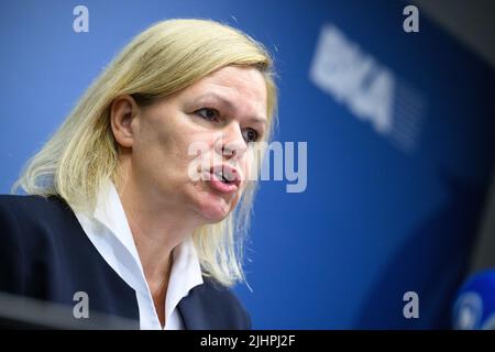 20. Juli 2022, Berlin: Nancy Faeser (SPD), Bundesministerin für Inneres und Inneres, spricht auf einer Pressekonferenz nach ihrem Besuch des Gemeinsamen Zentrums für Terrorismusbekämpfung (GTAZ) beim Bundeskriminalamt in Berlin-Treptow. Die GTAZ ist die zentrale Kooperationsplattform zur Bekämpfung des internationalen, religiös motivierten Terrorismus. Neben dem Bundeskriminalamt, dem Bundesamt für Verfassungsschutz, dem Bundesnachmittädienst und dem Bundesamt für Migration und Flüchtlinge sind rund 40 Bundes- und Landesbehörden beteiligt Stockfoto