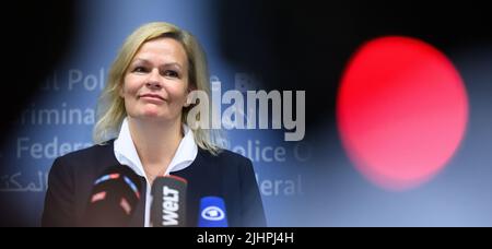 20. Juli 2022, Berlin: Nancy Faeser (SPD), Bundesministerin für Inneres und Inneres, spricht auf einer Pressekonferenz nach ihrem Besuch des Gemeinsamen Zentrums für Terrorismusbekämpfung (GTAZ) beim Bundeskriminalamt in Berlin-Treptow. Die GTAZ ist die zentrale Kooperationsplattform zur Bekämpfung des internationalen, religiös motivierten Terrorismus. Neben dem Bundeskriminalamt, dem Bundesamt für Verfassungsschutz, dem Bundesnachmittädienst und dem Bundesamt für Migration und Flüchtlinge sind rund 40 Bundes- und Landesbehörden beteiligt Stockfoto