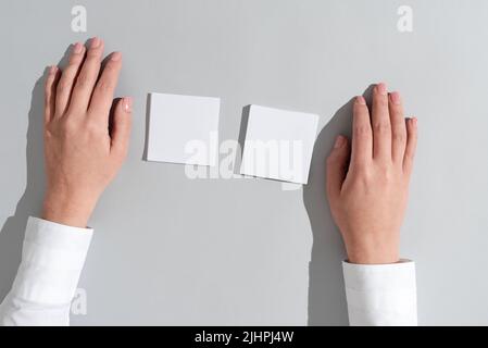 Geschäftsfrau Präsentiert Verschiedene Crutial Messages Auf Zwei Notizen. Frau Zeigt Wichtige Informationen Über Memos. Executive, Der Die Letzten Updates Angezeigt Hat. Stockfoto