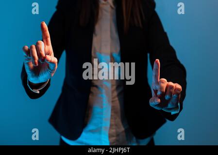 Geschäftsfrau Zeigt Mit Zwei Fingern Auf Wichtige Botschaften. Executive In Suit Präsentiert Verschiedene Informationen Über Die Krutialebene. Frau Zeigt Kritisch Stockfoto